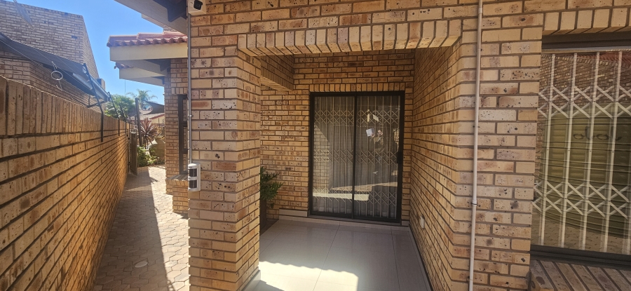 4 Bedroom Property for Sale in Roylglen Gardens Northern Cape